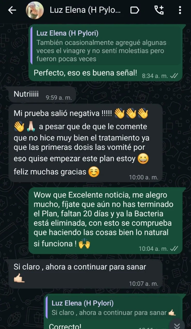 Captura de WhatsApp: una paciente celebra que su prueba de la bacteria salió negativa antes de terminar el plan.