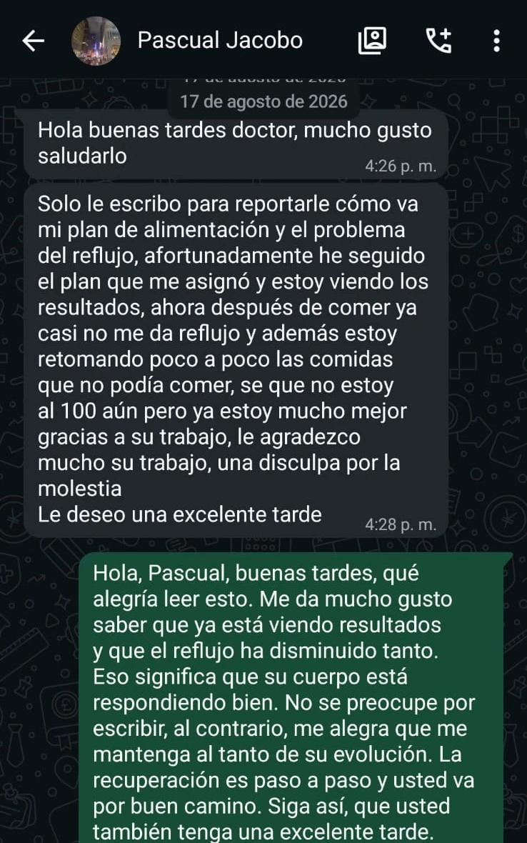 Captura de WhatsApp: un paciente reporta que tras seguir su plan casi no le da reflujo después de comer y que está retomando alimentos que antes no toleraba.