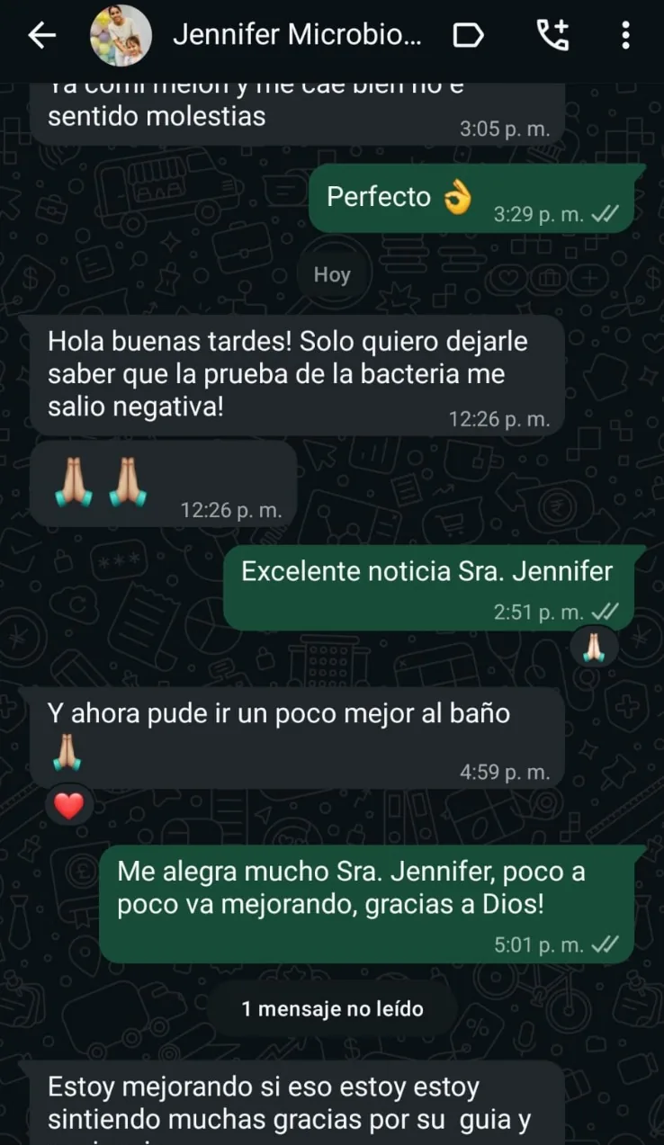 Captura de WhatsApp: una paciente avisa de que su prueba de la bacteria salió negativa y que va mejor al baño.